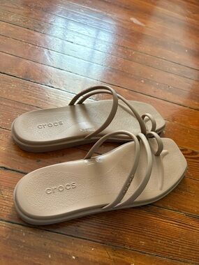 CROCS Women's Miami toe loop sandal